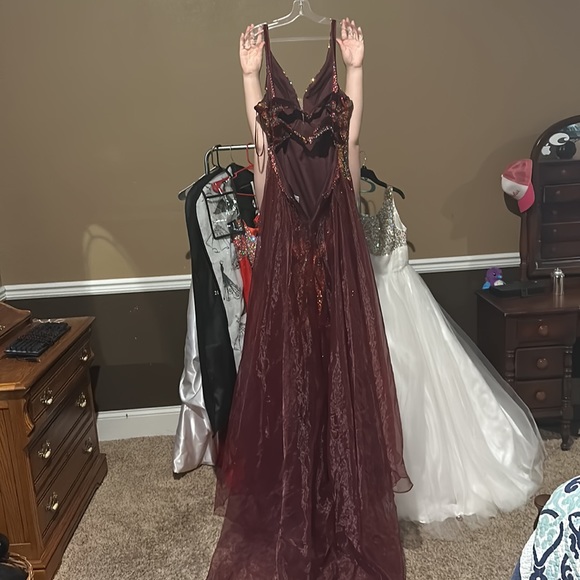 size 12, prom dress bought it for 850$ selling for around 500$ - Picture 2 of 3